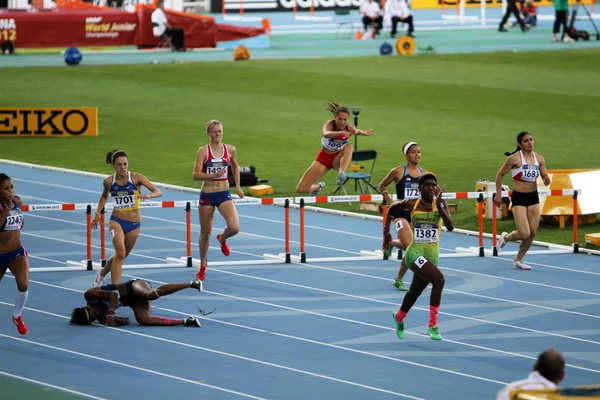 BARCELONA, ESPANHA - JULHO 14: atletas competem na final de barreiras de 400 metros no Campeonato Mundial de Atletismo Júnior da IAAF 2012 em 14 de julho de 2012 em Barcelona, Espanha . — Fotografia de Stock