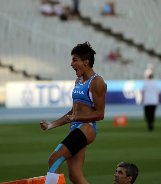 Roberta Bruni, da Itália, celebra a medalha de bronze na competição pole vault no Campeonato Mundial de Atletismo Júnior da IAAF em 14 de julho de 2012, em Barcelona, Espanha . — Fotografia de Stock