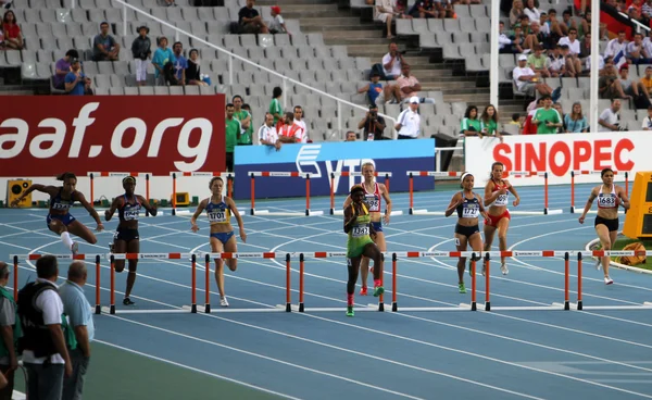 BARCELONA, ESPANHA - JULHO 14: atletas competem na final de barreiras de 400 metros no Campeonato Mundial de Atletismo Júnior da IAAF 2012 em 14 de julho de 2012 em Barcelona, Espanha . — Fotografia de Stock