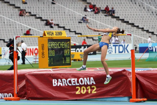 BARCELONA, ESPAÑA - 15 DE JULIO: Saltador de altura Iryna Gerashchenko compite en el salto de altura en el Campeonato Mundial de Atletismo Junior 2012 de la IAAF el 15 de julio de 2012 en Barcelona, España . — Foto de Stock