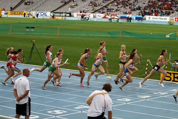 BARCELONA, ESPAÑA - 15 DE JULIO: atletas compiten en la carrera de relevos 4x400 en el Campeonato Mundial de Atletismo Junior 2012 de la IAAF el 15 de julio de 2012 en Barcelona, España . —  Fotos de Stock