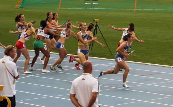BARCELONA, ESPANHA - JULHO 15: atletas competem na prova de revezamento 4x400 no Campeonato Mundial de Atletismo Júnior da IAAF 2012 em 15 de julho de 2012 em Barcelona, Espanha . — Fotografia de Stock