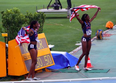 Barcelona, İspanya - 14 Temmuz: (sol-sağ) erika rucker ve ashley spencer IAAF Dünya Gençler Atletizm Şampiyonası 13 Temmuz 2012 barcelona, İspanya üzerinde 400 metrelik bronz ve altın madalya alanlar.