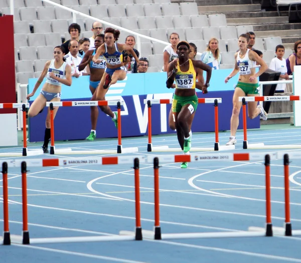BARCELONA, SPAIN - JULY 14: athletes compete in the 400 meters hurdles semi-final on the 2012 IAAF World Junior Athletics Championships on July 14, 2012 in Barcelona, Spain. — Stock Photo, Image
