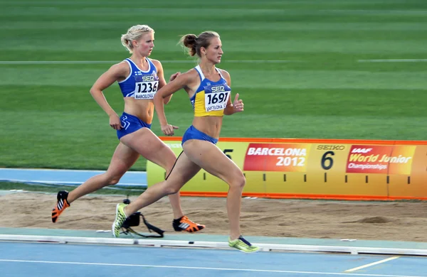 BARCELONA, ESPANHA - JULHO 14: (L-R) Henna Palosaari e Nataliia Bashly competem nos 800 metros Heptathlon no Campeonato Mundial de Atletismo Júnior da IAAF 2012 em 14 de julho de 2012 em Barcelona, Espanha . — Fotografia de Stock