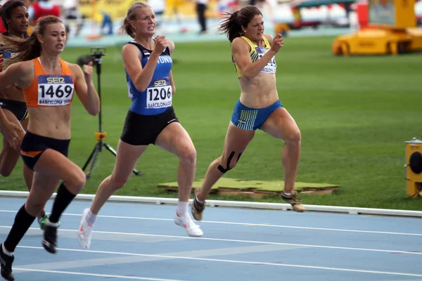 巴塞罗那，西班牙-7 月 13 日： 上了 200 米比赛的七项全能事件的国际田联世界少年锦标赛上 2012 年 7 月 13 日在巴塞罗那，西班牙的女孩. — 图库照片