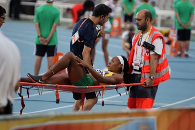 Kızıl Haç için ilk yardım sağlayan atlet 2012 IAAF Dünya Gençler Atletizm Şampiyonası'nda üzerinde 12 Temmuz 2012 tarihinde yaralı barcelona, İspanya.