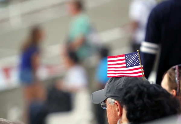 Le drapeau américain sur la casquette aux fans du stade — Photo