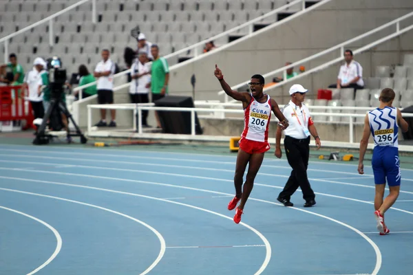 Yordan L. O Farrill de Cuba celebra la victoria de la final de 110 metros de obstáculos en el Campeonato Mundial Juvenil de Atletismo 2012 de la IAAF el 12 de julio de 2012 en Barcelona , — Foto de Stock