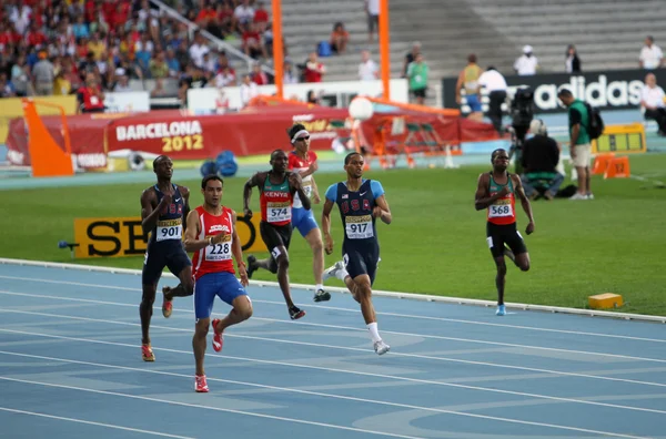 Luguelín Santos de República Dominicana va a ganar en la final de 400 metros en el Campeonato Mundial Juvenil de Atletismo 2012 de la IAAF el 12 de julio de 2012 en Barcelona, España . — Foto de Stock