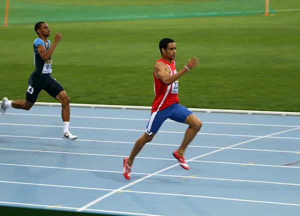 Лугельбан Сантос из Доминиканской Республики побеждает в финале на дистанции 400 метров на чемпионате мира по лёгкой атлетике среди юниоров 2012 года 12 июля 2012 года в Барселоне, Испания . — стоковое фото
