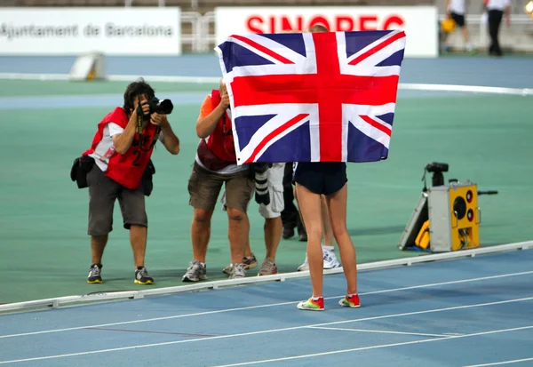Jessica Judd, da Grã-Bretanha, celebra a medalha de prata dos 800 metros finais do Campeonato Mundial de Atletismo Júnior da IAAF de 2012 em Barcelona, Espanha . — Fotografia de Stock