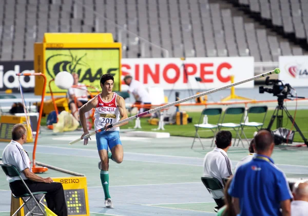 来自克罗地亚的银牌在撑杆跳比赛在国际田联世界青年田径锦标赛上关于 2012 年 7 月 12 日在巴塞罗那，西班牙获胜者伊万 horvat. — 图库照片