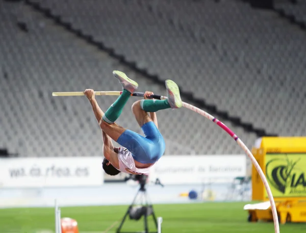 Ivan Horvat de Croacia, ganador de la medalla de plata en la competición de bóveda de pértiga en el Campeonato Mundial Junior de Atletismo de la IAAF el 12 de julio de 2012 en Barcelona, España . —  Fotos de Stock