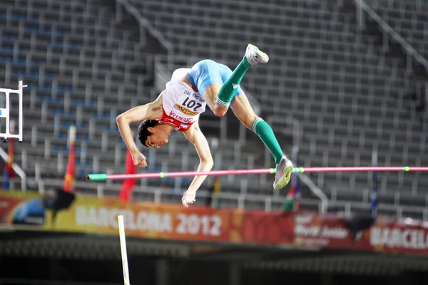 Ivan Horvat dalla Croazia il 12 luglio 2012 a Barcellona, Spagna, vincitore della medaglia d'argento nella gara di salto con l'arco ai Campionati mondiali di atletica leggera juniores della IAAF . — Foto Stock