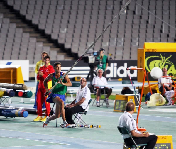 Тиаго Брас да Сильва из Бразилии стал победителем в соревнованиях по прыжкам с шестом на чемпионате мира по лёгкой атлетике среди юниоров 12 июля 2012 года в Барселоне, Испания . — стоковое фото