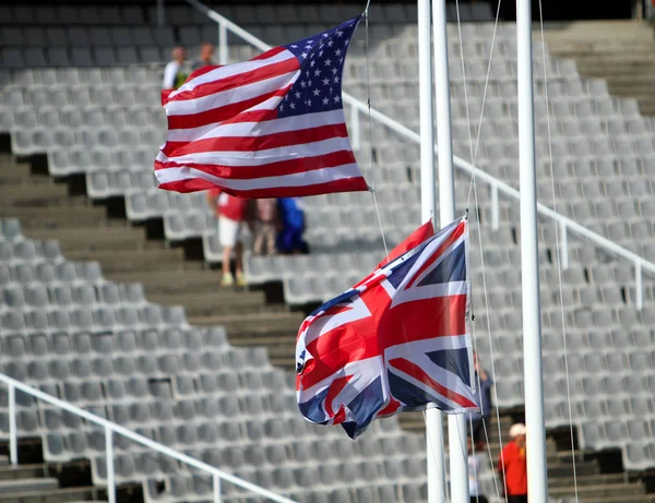 Vlaggen van de Verenigde Staten en Groot-Brittannië op het stadion. — Stockfoto