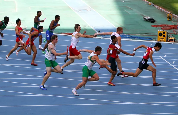 Atletas na corrida de revezamento de 4 x 100 metros no Campeonato Mundial Júnior da IAAF em 13 de julho de 2012 em Barcelona, Espanha  . — Fotografia de Stock