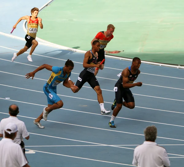 Athletes on the 4 x 100 meters relay race on the IAAF World Junior Championships on July 13, 2012 in Barcelona, Spain . — Stock Fotó