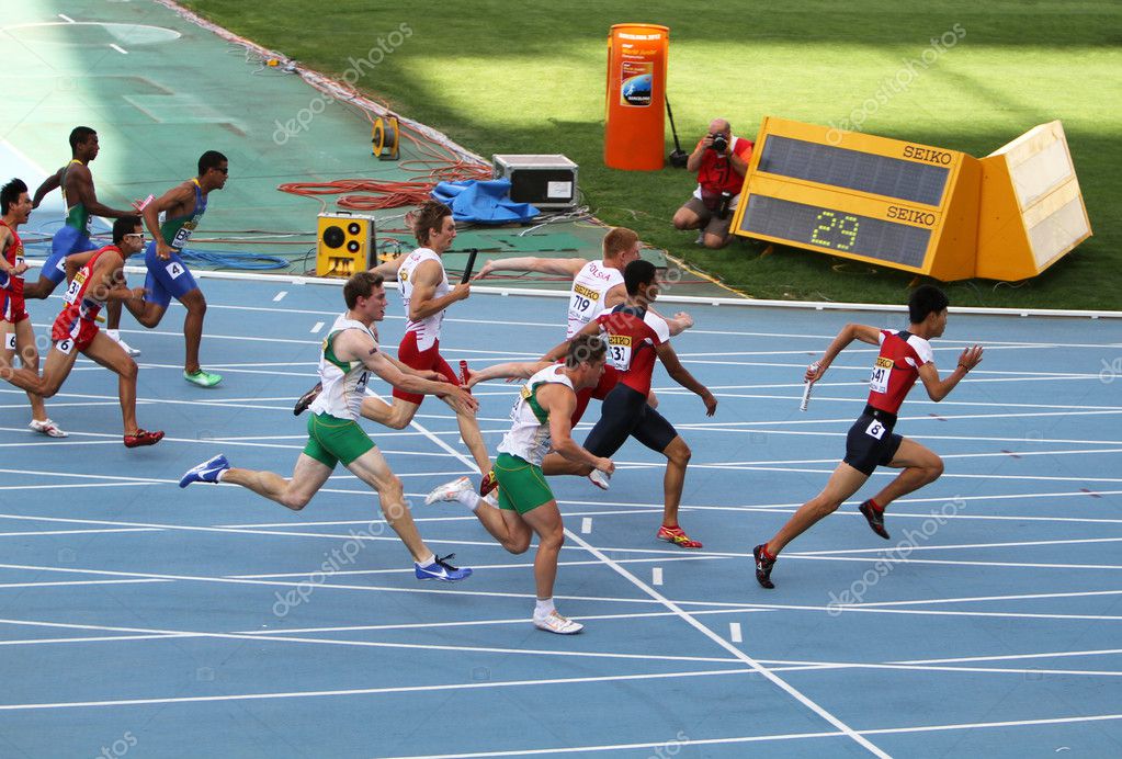 Athletes on the 4 x 100 meters relay race on the IAAF World Junior Championships on July 13, 2012 in Barcelona, Spain . — Stock Photo, Image