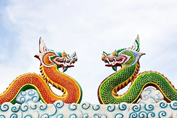 Green and red naga statue against blue sky — Stock Photo, Image
