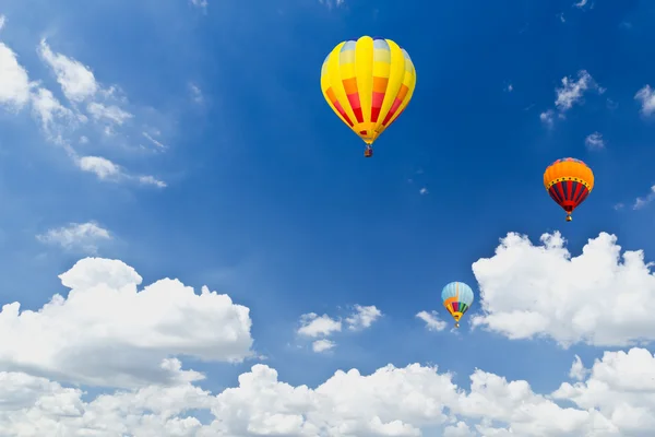 Barevné horkovzdušné balóny v modré obloze — Stock fotografie