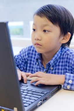 Asyalı çocuk laptop notebook ile