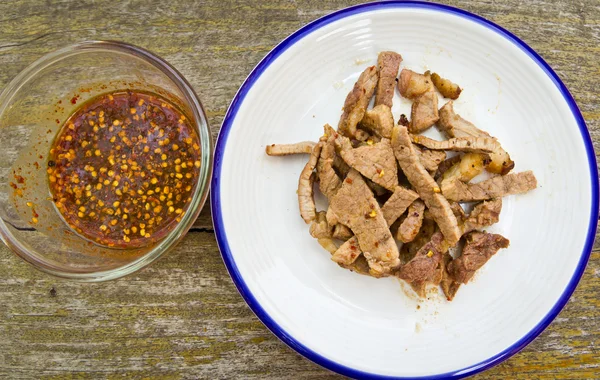Ontslagen vlees met chili saus — Stockfoto