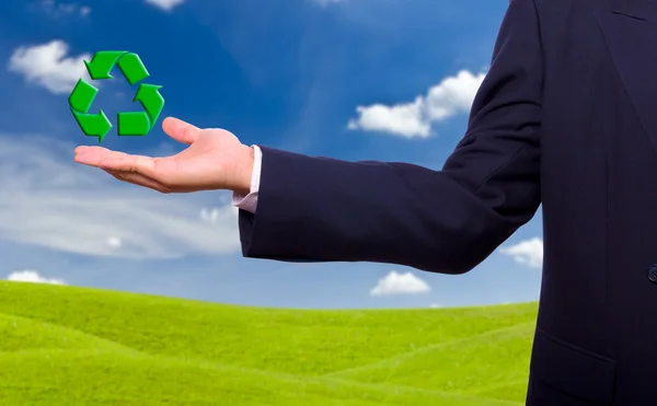 Unternehmer Hand und Recycling-Zeichen für grüne Welt-Konzept — Stockfoto