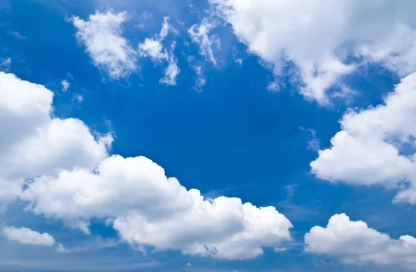 Облачность и голубое небо — стоковое фото