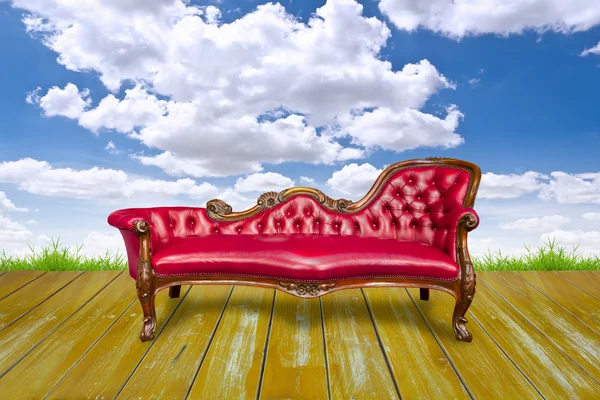 Roter Luxusarmchai auf Holzboden — Stockfoto