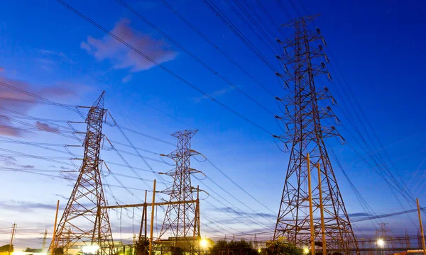 Vysoké elektrické napětí post v noční obloze — Stock fotografie