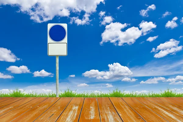 Caminho de madeira e sinal em branco no céu azul — Fotografia de Stock