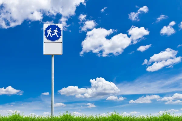 Дорожный знак на фоне голубого неба — стоковое фото