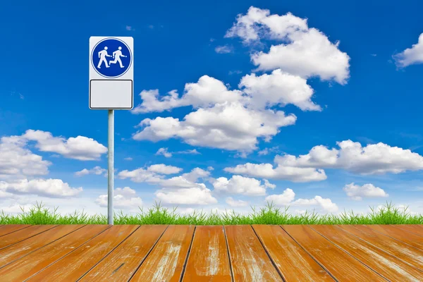 Trä promenad sätt och skylt mot blå himmel — Stockfoto