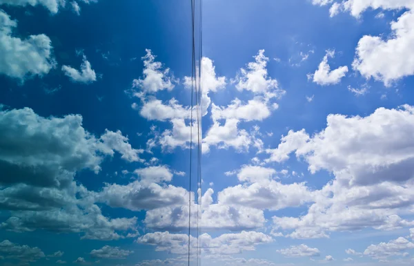 Moln och himmel reflektion i spegeln av byggnad — Stockfoto