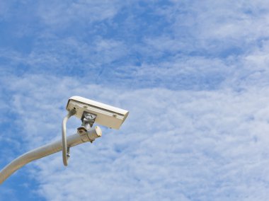 Mavi gökyüzü açık cctv kamera