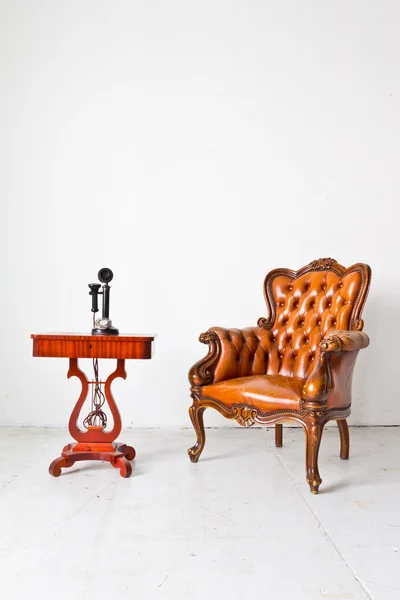 Fauteuil et téléphone de luxe vintage en chambre blanche — Photo