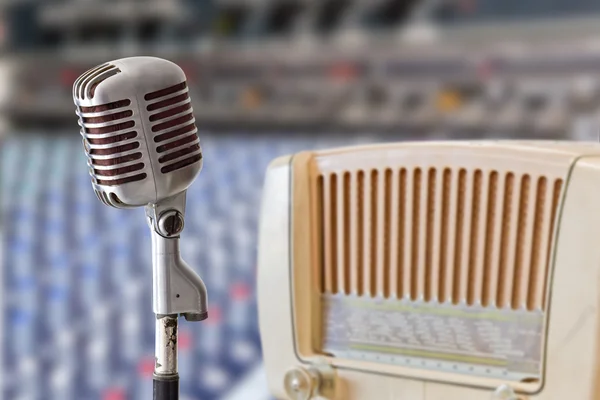 Vintage microphone and radio — Stock Photo, Image