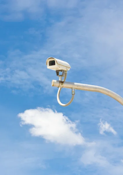 Внешняя камера видеонаблюдения против голубого неба — стоковое фото