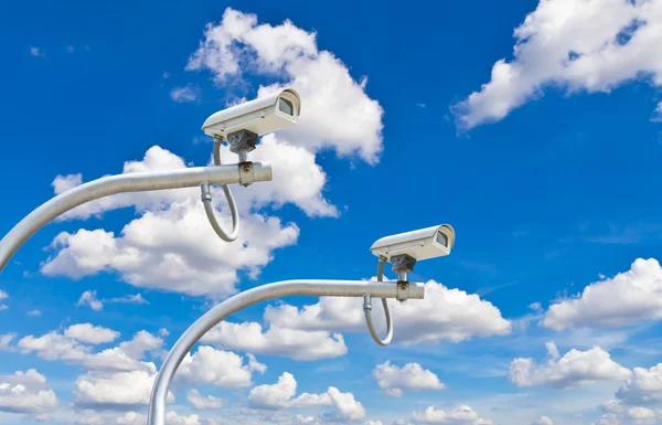 Внешние камеры видеонаблюдения против голубого неба — стоковое фото