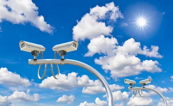 Buiten cctv-camera's tegen blauwe lucht en zon — Stockfoto