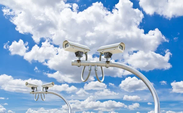 Внешние камеры видеонаблюдения против голубого неба — стоковое фото