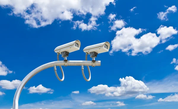 Övervakningskameror mot blå himmel — Stockfoto