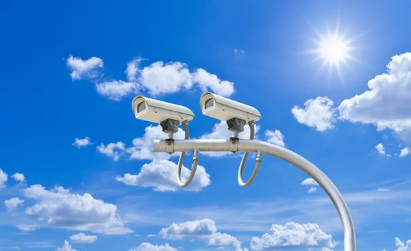 Mavi gökyüzü karşı güvenlik kameraları — Stok fotoğraf