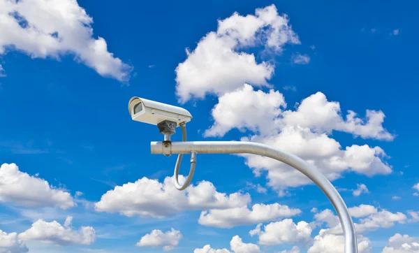 Внешняя камера видеонаблюдения против голубого неба — стоковое фото