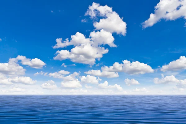 Belo mar e céu azul — Fotografia de Stock