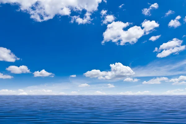 Belo mar e céu azul — Fotografia de Stock