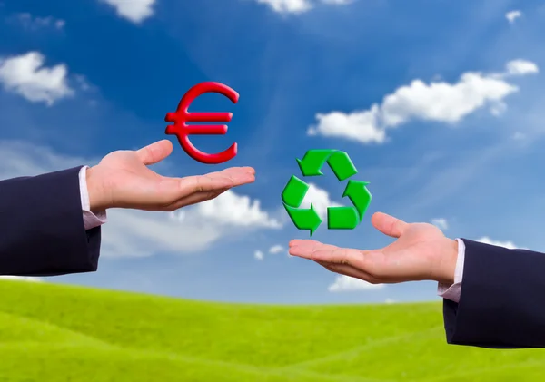 Troca de mãos euro e sinal de reciclagem — Fotografia de Stock