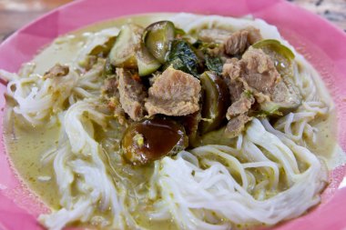 Tayland pirinç noodle lezzetli Tay gıda ile sığır Yeşil köri